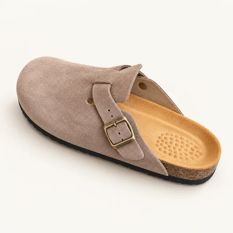 Mule fermée en daim, coloris Taupe, vue de trois quarts